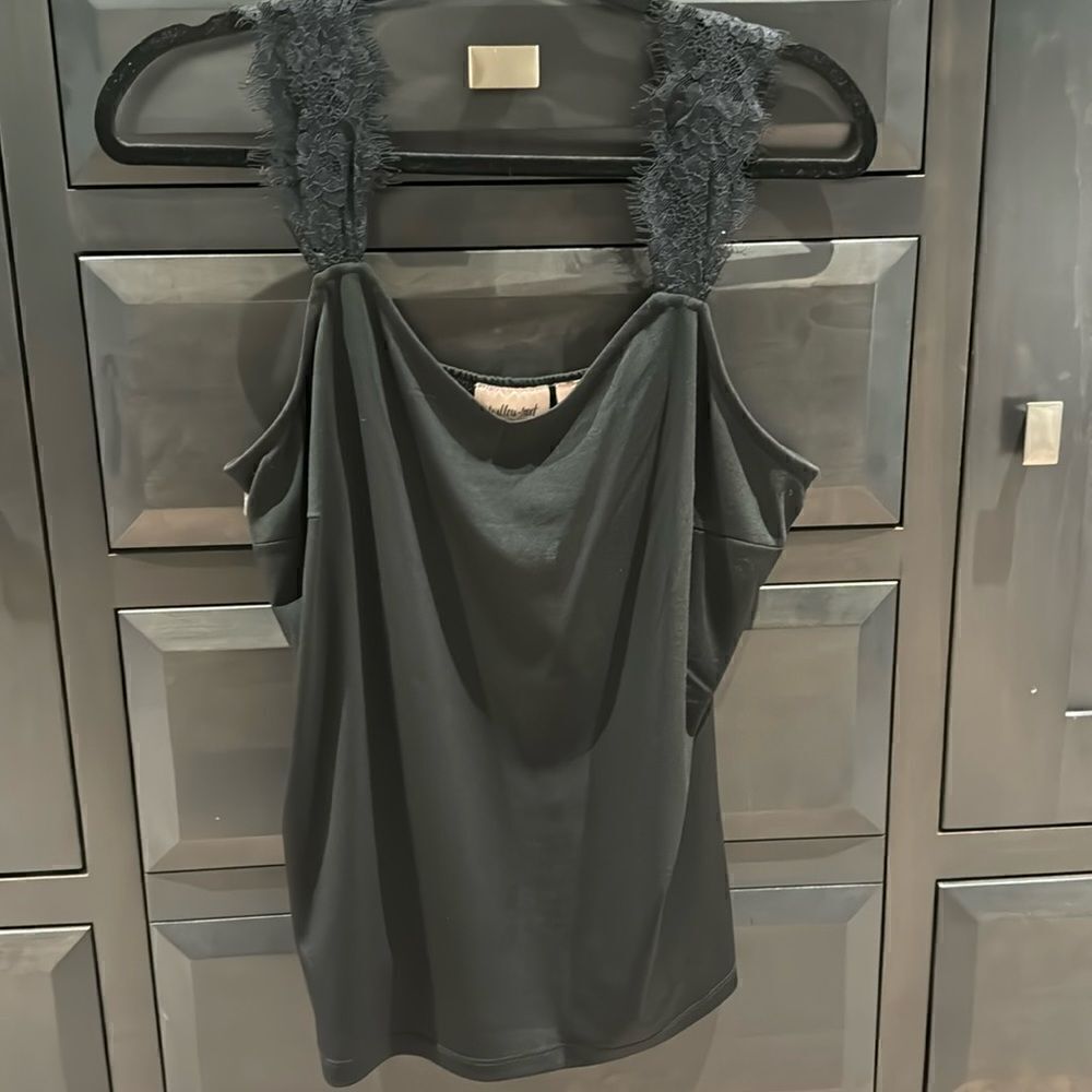 Willow and Root from buckle  size large black cami top